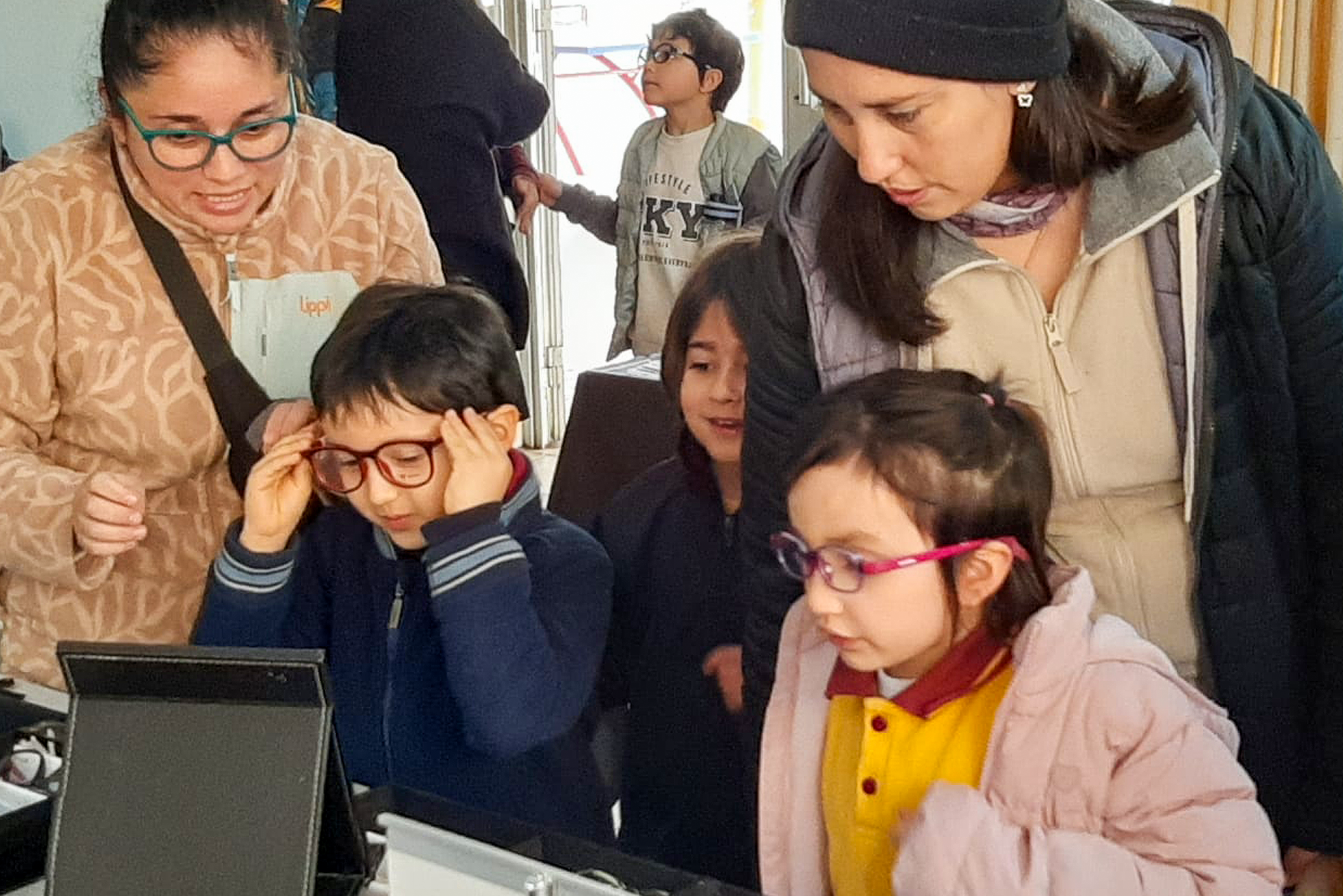 Estudiantes de Ñuñoa acceden a atención gratuita en nuevo Operativo Oftalmológico JUNAEB