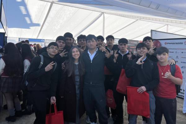 Feria Vocacional entregó orientación y alternativas para el futuro de estudiantes de la comuna