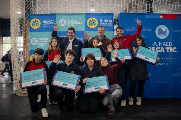 971 estudiantes de Ñuñoa recibieron computadores de la Beca TIC 2026 de JUNAEB
